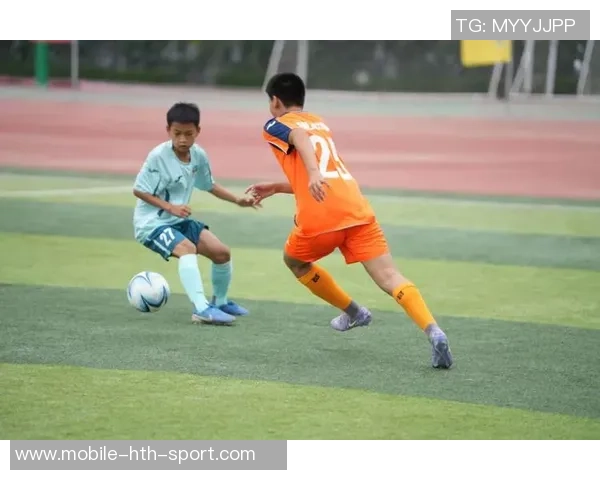 足球运动逐渐受到社会各界重视推动青少年健康成长与团队精神培养